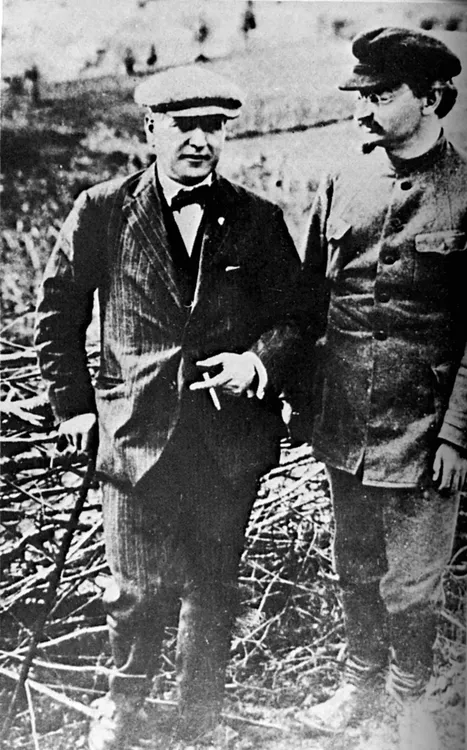 Rakovsky_and_trotsky_circa_1924_trimmed
